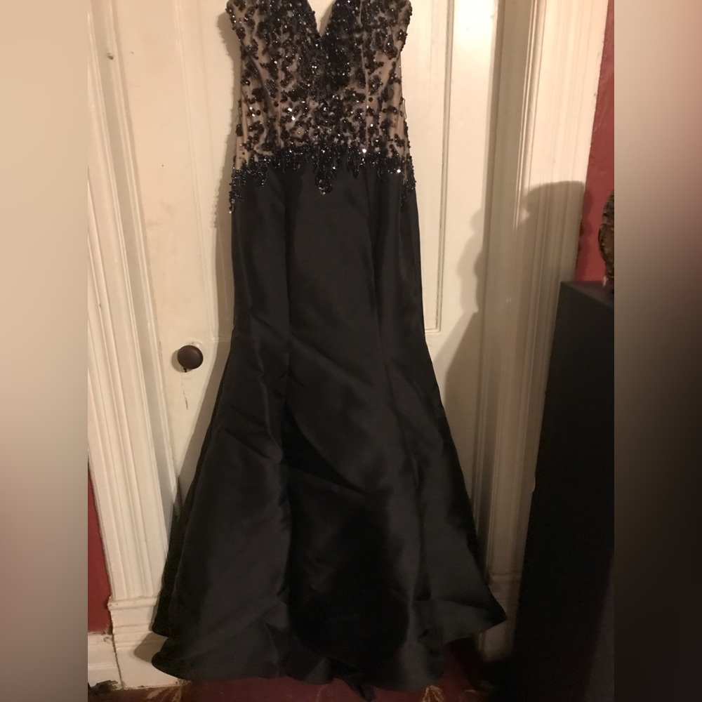 Preowned strapless beige/ sblk prom- formal dress size( 8